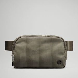 Lululemon Everywhere Belt Bag Carob Brown/Black